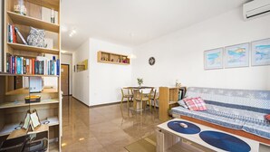 Living area - Cute City Apt with a Relaxing Terrace - Tania (Pula)