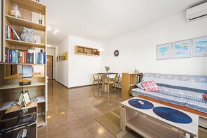 TV, Netflix, streaming services - Cute City Apt with a Relaxing Terrace - Tania (Pula)