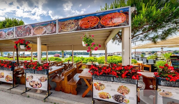 Outdoor dining - 150 m from the Beach, Medulin Center - Belvi C2 (Medulin)