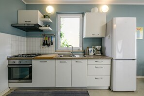 Geladeira, micro-ondas, fogão, cooktop