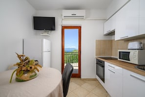 Réfrigérateur, micro-ondes, plaque de cuisson, lave-vaisselle