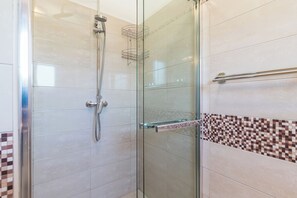 Dusche, Haartrockner, Handtücher, Toilettenpapier