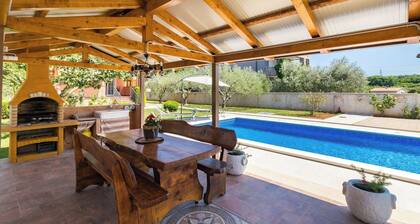 Lovely Family Oasis with Private Pool - Dolinka