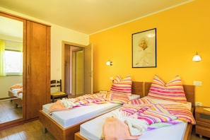 2 bedrooms, iron/ironing board, travel cot, free WiFi