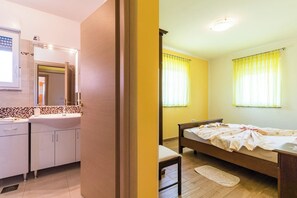 2 chambres, fer et planche à repasser, lit parapluie, Wi-Fi gratuit