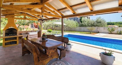 Lovely Family Oasis with Private Pool - Dolinka