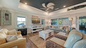 Smart TV, books - Knot 4 Reel: Gorgeous canal front w/pool, hot tub, dock and steps to the Bay! (Anna Maria)