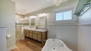 Baignoire, séchoir à cheveux, serviettes fournies