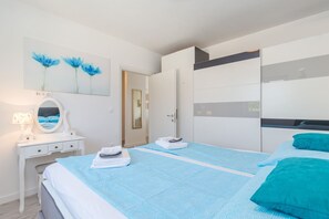 Een strijkplank/strijkijzer, gratis wifi, beddengoed