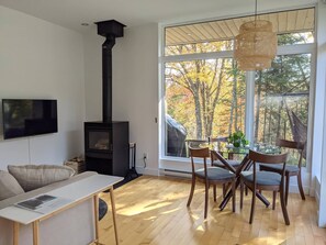 Smart TV - Chalet Alkov: Mini-chalet for 2 with private spa (Pont-Rouge)