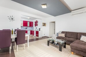 En moderne lejlighed med spiseområde, køkken og opholdsstue.