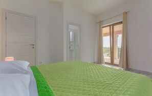 3 bedrooms, iron/ironing board, travel cot, free WiFi