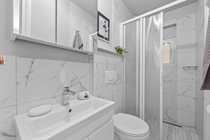 Ducha, secador de pelo, toallas y papel higiénico