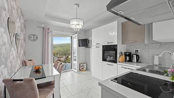 Een koelkast, een magnetron, een oven, een kookplaat