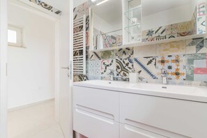 Douche, séchoir à cheveux, serviettes fournies, papier de toilette