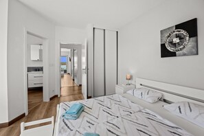 3 makuuhuonetta, tallelokero huoneessa, silitysrauta/-lauta