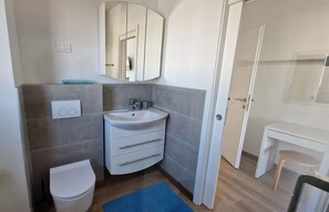 浴槽、ヘアドライヤー、タオル、トイレットペーパー