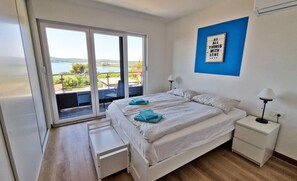 3 bedrooms, in-room safe, iron/ironing board, travel cot