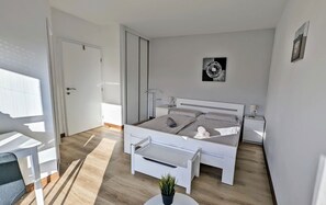 3 bedrooms, in-room safe, iron/ironing board, travel crib