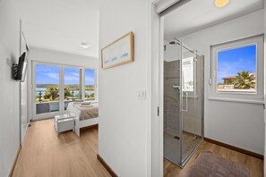 3 makuuhuonetta, tallelokero huoneessa, silitysrauta/-lauta