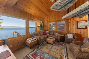 TV, fireplace - Runabout Lakefront. Private beach and pier (Carnelian Bay)