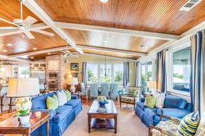 Televisión, chimenea, reproductor de DVD y libros