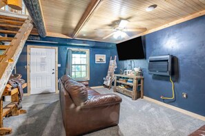 Televisión y chimenea 