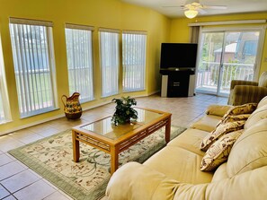Living area - Emerald Isle cottage with 5 star resort amenities (Fort Myers)