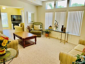 Living area - Emerald Isle cottage with 5 star resort amenities (Fort Myers)