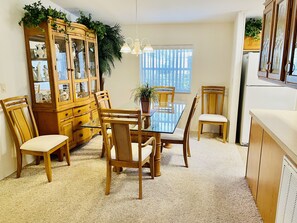 Dining - Emerald Isle cottage with 5 star resort amenities (Fort Myers)