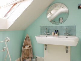 Cottage | Bathroom | Shower