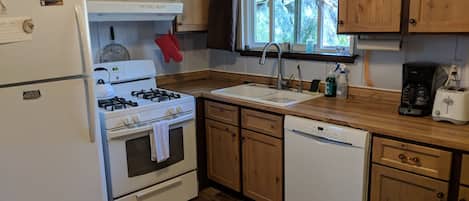 Een koelkast, een microgolfoven, een oven, een kookplaat