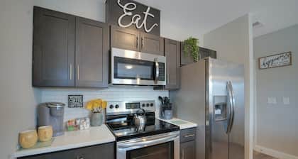 Beautiful 2BR Apt/EWR Airport/King /Free Parking