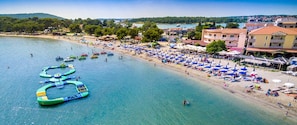 Een kusthotel met voorzieningen aan het strand, zoals parasols en ligbedden.