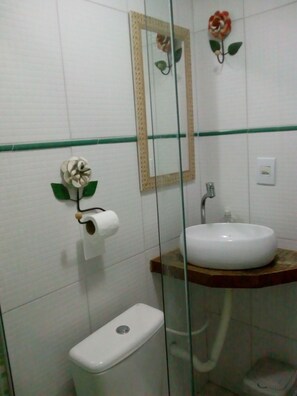 Douche, bidet, papier toilette