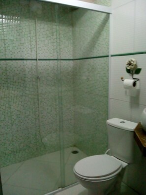Chuveiro, bidê, papel higiênico 