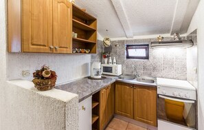 ثلاجة، فرن، ماكينة لصنع القهوة/الشاي، مستلزمات طهي/أطباق/أوعية