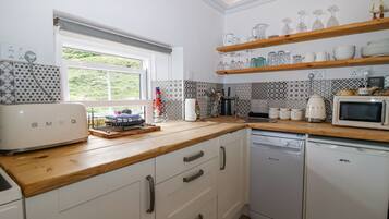 Cottage | Private kitchen | Fridge, dishwasher, electric kettle, cookware/dishes/utensils