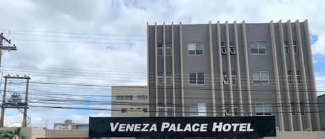 The exterior of the Venezuela Palace Hotel with a prominent entrance and a clear sky.
