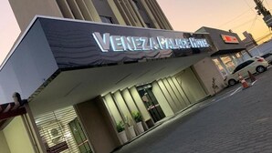 A hotel named 'Venezal Plaza Hotel' with a modern facade and a large entrance. - Veneza Palace Hotel (Cuiabá)