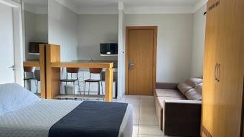 Suíte estúdio família | Frigobar, Wi-Fi de cortesia, roupa de cama