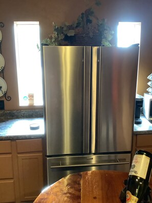 Fridge, microwave, oven, stovetop - BLACK PEARL @ PIRATES COVE (Casa Grande)