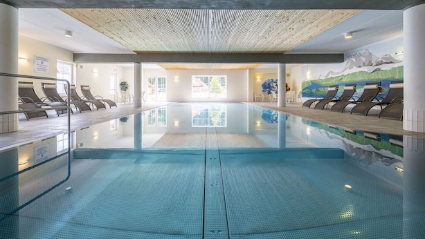 Kolam renang indoor