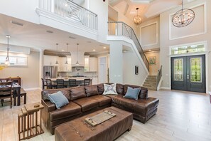 Smart TV, books, stereo - The Seagrape Villa -Family Friendly- Luxury Accommodation in Paradise (Sarasota)