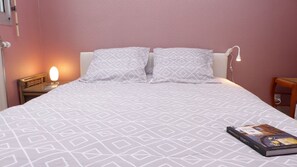 2 slaapkamers, een strijkplank/strijkijzer, reisbedje, gratis wifi