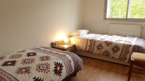 2 slaapkamers, een strijkplank/strijkijzer, reisbedje, gratis wifi