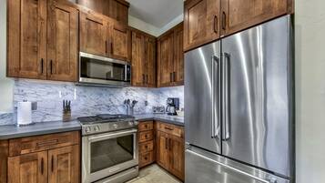 Een koelkast, een magnetron, een oven, een vaatwasser