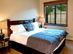 1 habitación, escritorio, tabla de planchar con plancha y cuna de viaje 