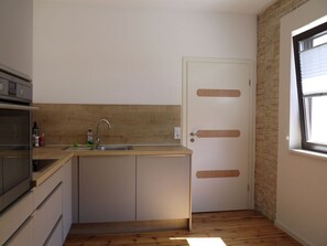 Fridge, oven, stovetop, dishwasher