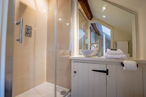 Combined shower/tub, hair dryer - Two bedroom period Cotswold holiday cottage in Moreton-in-Marsh - Wendle Cottage (Moreton-in-Marsh)